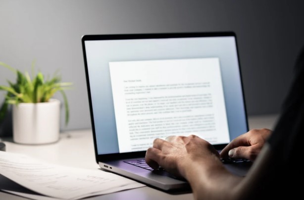 كتابة مقالة تعريفية قوية عن نفسك